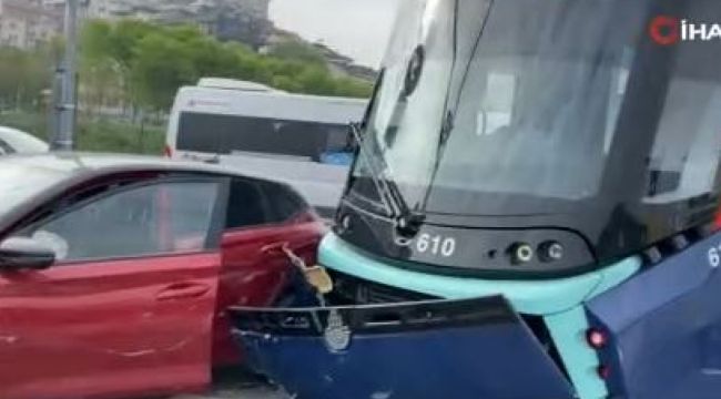 Eyüpsultan'da raylara giren otomobile tramvay çarptı!