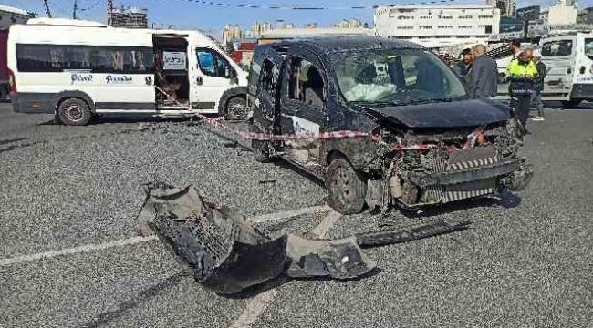 İşçileri taşıyan servis aracı kafa kafaya çarpıştı