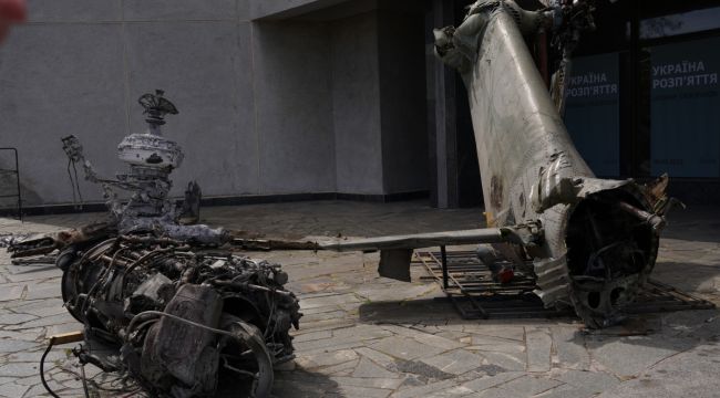 Kiev'de Rus ordusunun ele geçirilen askeri teçhizatı sergilendi