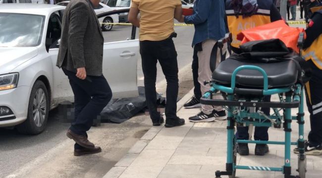 Kırmızı ışıkta beklerken araçta silahlı saldırıya uğradılar