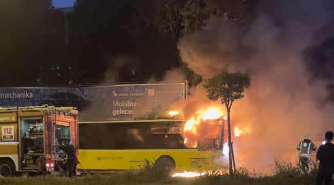 Park halindeki İETT otobüsü alev alev yandı