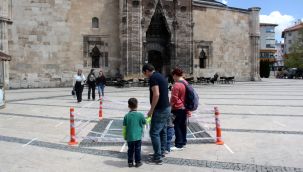 Sivas'ta cam fanus içine alınan tarih otlarla birlikte kayboldu