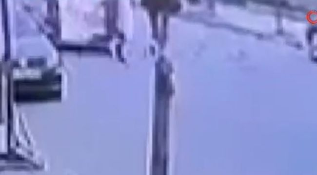 Sokak köpeğinden kaçarken minibüs çarptı