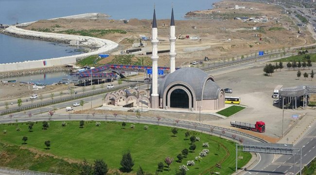 Trabzon'da iki yol arasına inşa edilen camii