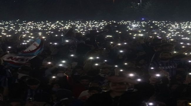 TRABZONSPOR'UN ŞAMPİYONLUK KUTLAMASINDA IŞIK ŞOV