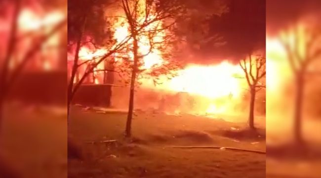 Van Gölü sahilindeki çay bahçesi alev alev yandı