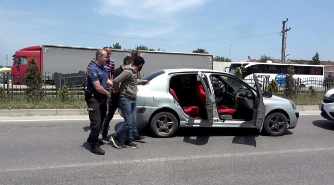 Arazi anlaşmazlığı olan akrabasının aracına pompalı tüfekle ateş etti