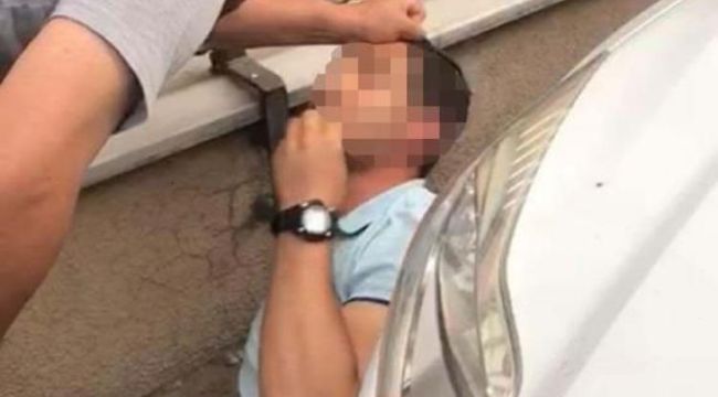 Duş alan kadını dikizleyen sapığı kocası yakaladı