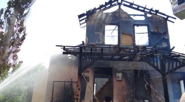 Şömineyi yakayım derken 2 katlı evi yandı