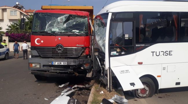 Tur midibüsü ile kamyon çarpıştı