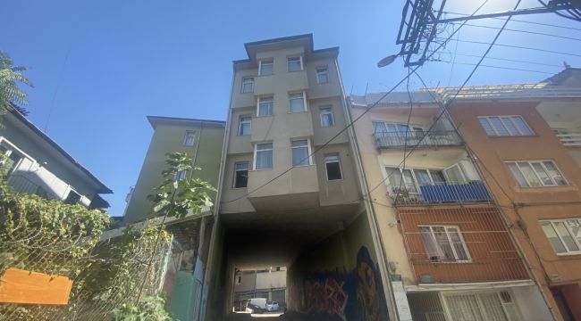 3 katlı apartmanın temelinden geçen tünel şeklindeki yol görenleri şaşkına çeviriyor