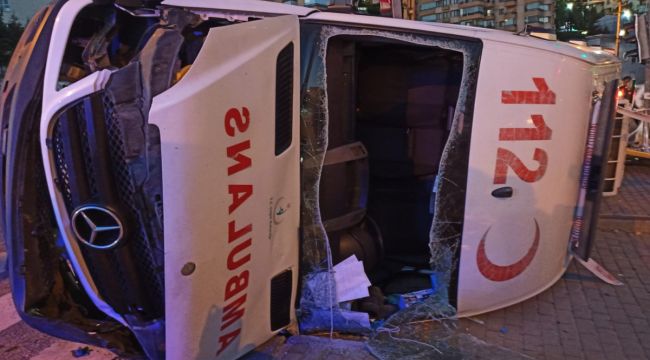 Ambulans otomobille çarpıştı