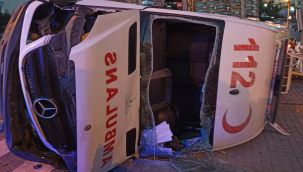 Ambulans otomobille çarpıştı