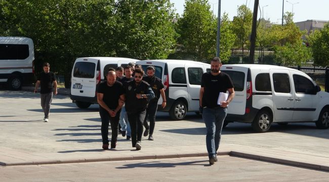 Çete kurup polis kılığına giren şahıs ağabeyini yaralayıp gasp etti