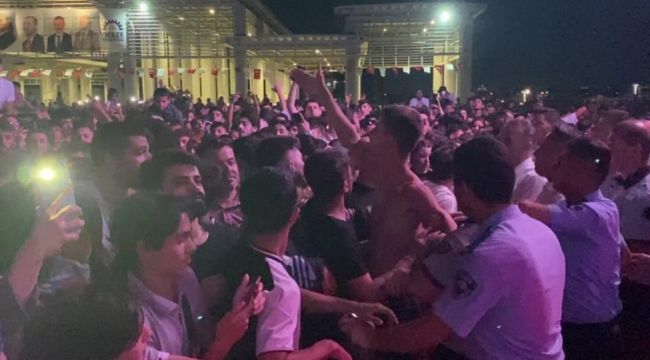 CEZA KONSERİNDE YUMRUKLAR HAVADA UÇUŞTU