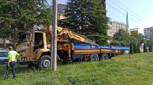 Freni boşalan iş makinesi, yayalara çarptı