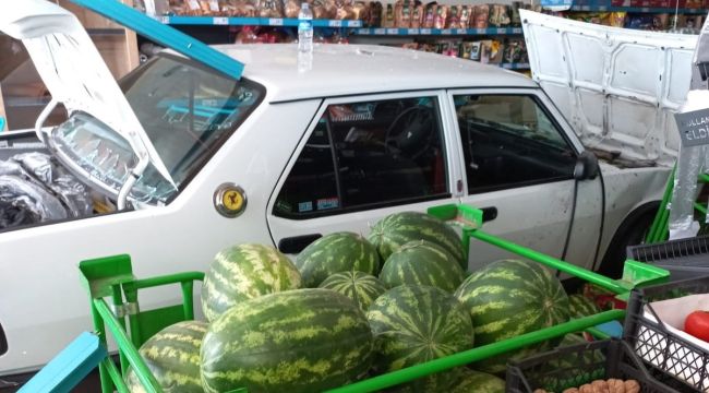 Kontrolden çıkan otomobil markete daldı