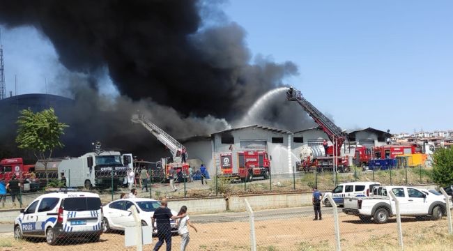 Lojistik deposunda çıkan yangın kısmen kontrol altına alındı