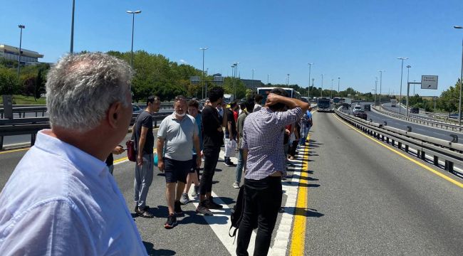 Metrobüs arıza yaptı, yolcular yolda kaldı
