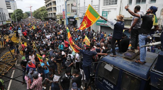 Protestocular başkanlık konutunu bastı