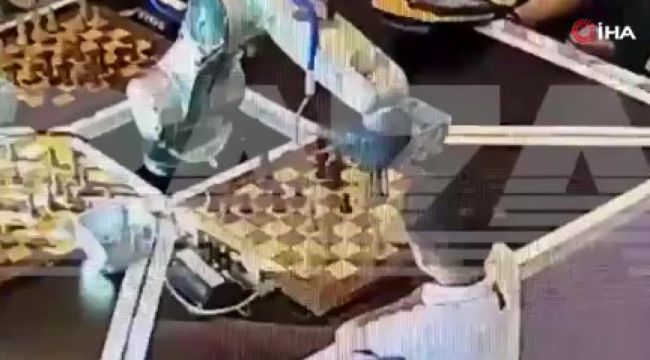 Satranç robotu çocuğun parmağını ezdi