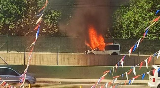 Seyir halindeki ticari kamyonet küle döndü