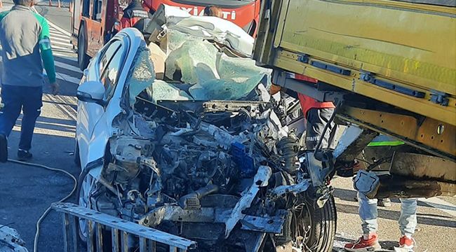 Tırın çarptığı otomobilde 2 ölü