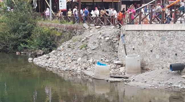 Uzungöl kenarına dökülen moloz yığını kötü görüntü oluşturuyor