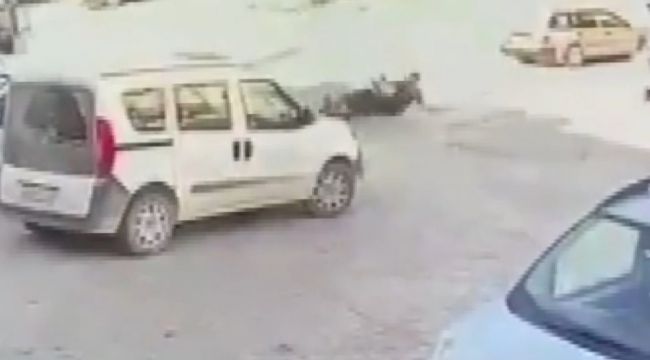 20 yaşındaki motosiklet sürücüsü tırın altında kaldı