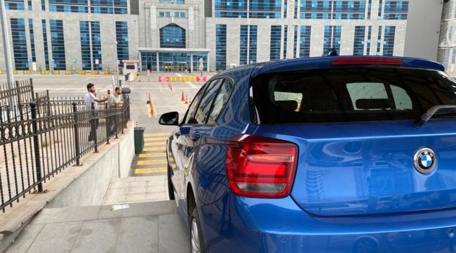Adliyenin yaya girişinden giren otomobil merdivenlerde asılı kaldı