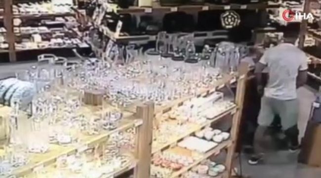 Alışveriş yapan kadının çantasından cep telefonunu çaldı