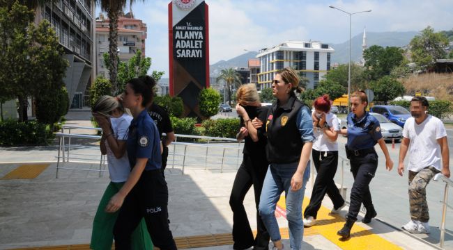 Arkadaşlık siteleri üzerinden tanışıp adisyon tuzağına düşürdüler