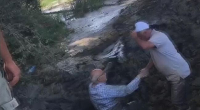 Arnavutköy'de kestirmeden giderken şantiyede bataklığa saplandı