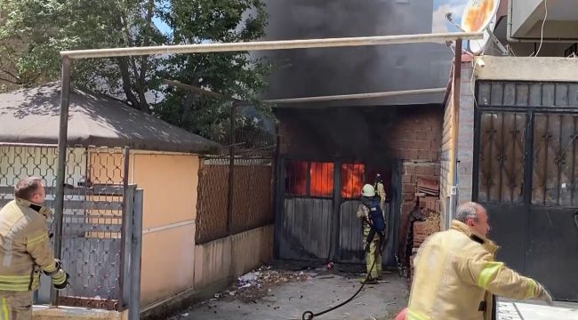Ataşehir'de otomobil yedek parçalarının olduğu garaj alev alev yandı