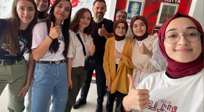 Aynı sınıfta okuyan 7 kız öğrencinin YKS başarısı