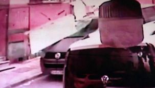 Bağcılar'da aracın üzerine balkon çöktü