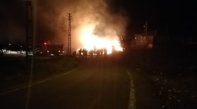Başkent'te iki katlı ahşap ev yandı