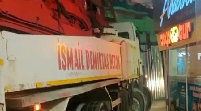 Beton pompası 150 yıllık tarihi eve çarptı