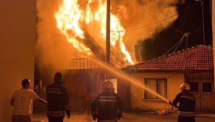 Bolu'da, 2 katlı ahşap ev alev alev yandı