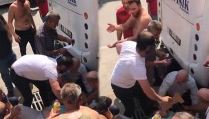 Bursa'da kaza yapan motosiklet sürücüsünün yardımına çevredekiler koştu