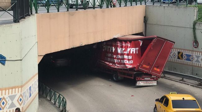 Bursa'da yüksekliği hesap edemeyen sürücüler üst geçit ve köprüye çarptı
