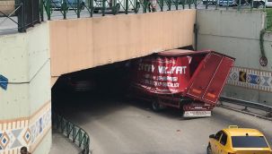 Bursa'da yüksekliği hesap edemeyen sürücüler üst geçit ve köprüye çarptı