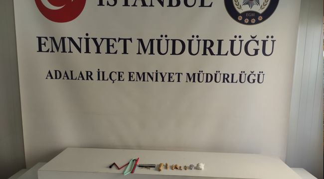 Büyükada'da 3 adrese eş zamanlı uyuşturucu operasyonu