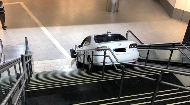 Çaldığı araçla metro istasyonunun merdivenlerine sıkıştı