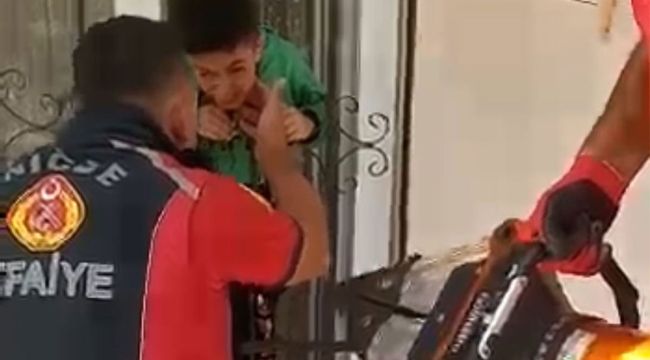 Çocuğun kafası demir parmaklıklara sıkıştı
