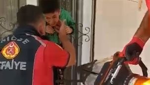 Çocuğun kafası demir parmaklıklara sıkıştı