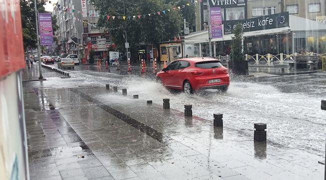 Çorlu'da yağmur yolları göle çevirdi