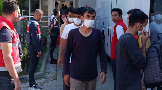 Edirne'de 110 yabancı uyruklu göçmen sınır dışı edilmek üzere İstanbul'a gönderildi
