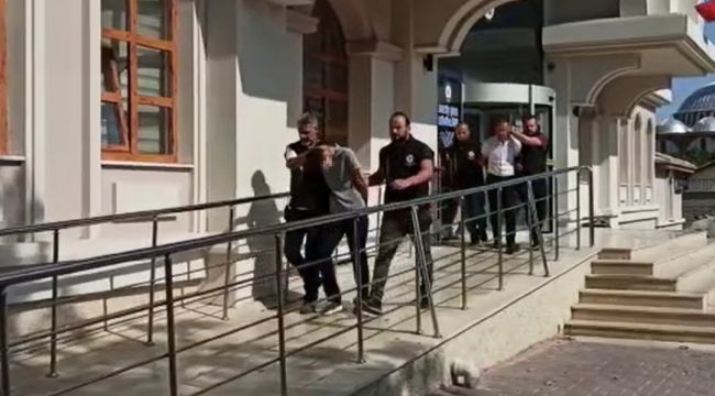Eğlence merkezi önündeki cinayetin şüphelilerini kırmızı araçları yakalattı