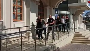 Eğlence merkezi önündeki cinayetin şüphelilerini kırmızı araçları yakalattı
